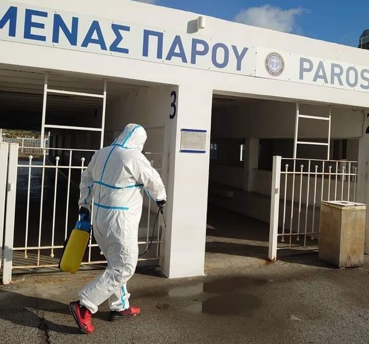 Ψεκάζωντας στο λιμάνι της Πάρου. Απεντόμωση και περισυλλογή.